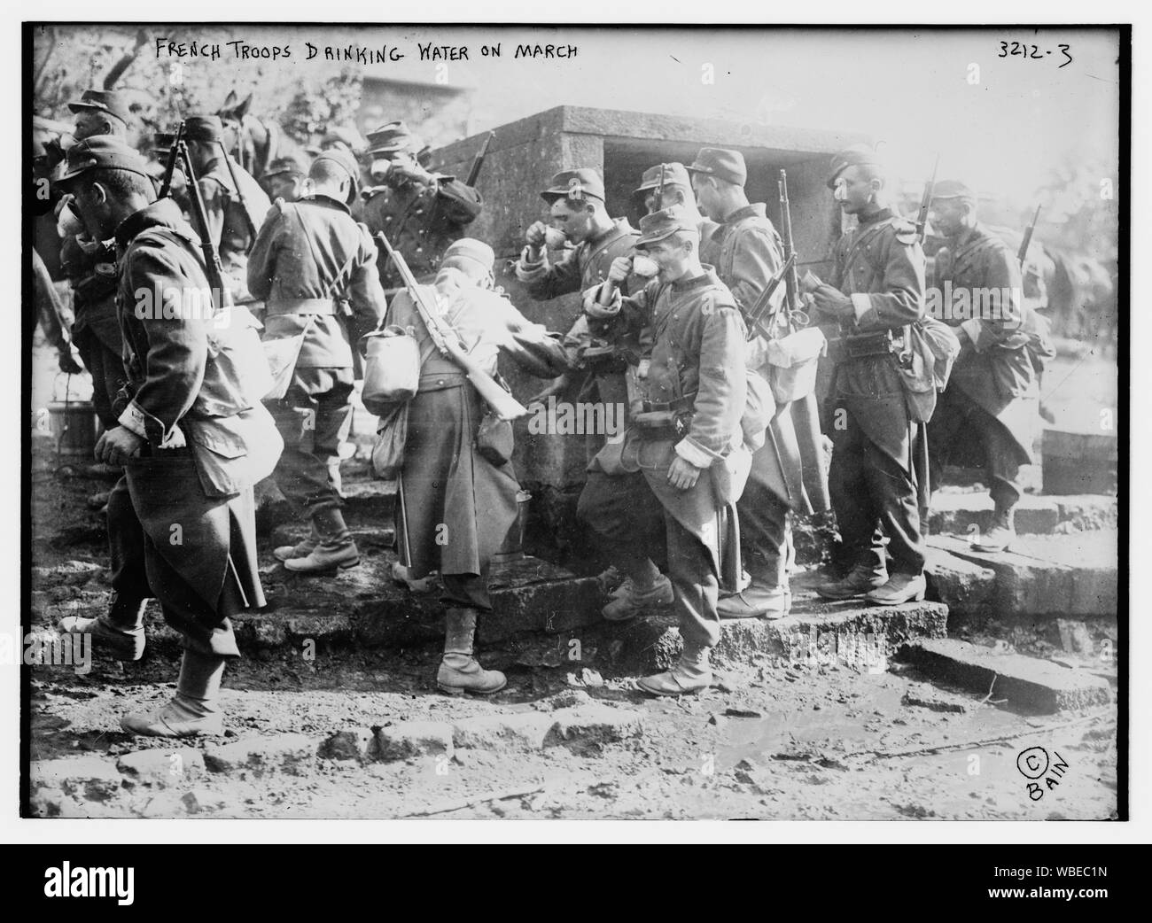 Französische Truppen Trinkwasser auf März Abstract / Medium: 1 Negativ: Glas; 5 x 7 in. oder kleiner. Stockfoto