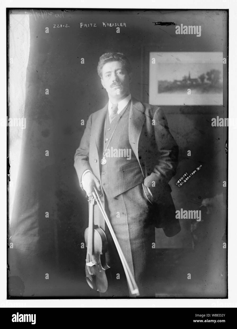 Fritz Kreisler mit Geige Abstract / Medium: 1 Negativ: Glas; 8 x 10 in. Stockfoto