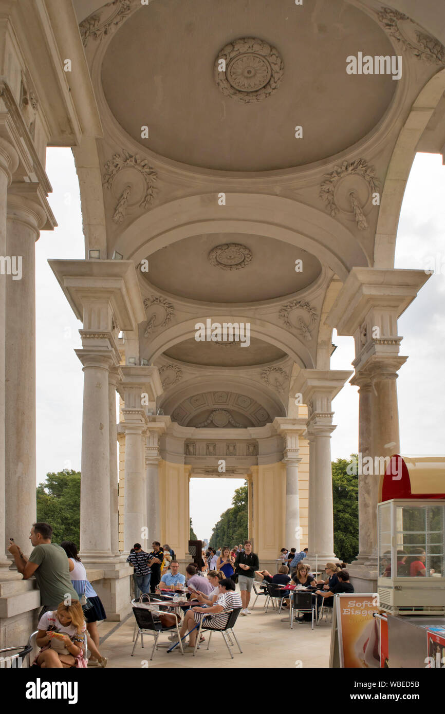 20 JAugust 2019, Wien, Österreich: Schönbrunn barocken Schlossanlage und schöne Landschaft Gärten. Eine der wichtigsten touristischen Attraktionen. Cafe Gloriette Stockfoto