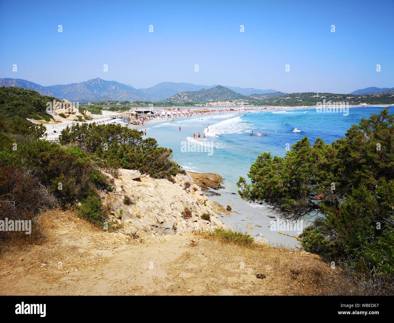 Transparente und das türkisfarbene Meer in Porto Giunco, Villasimius, Sardinien, Italien Stockfoto