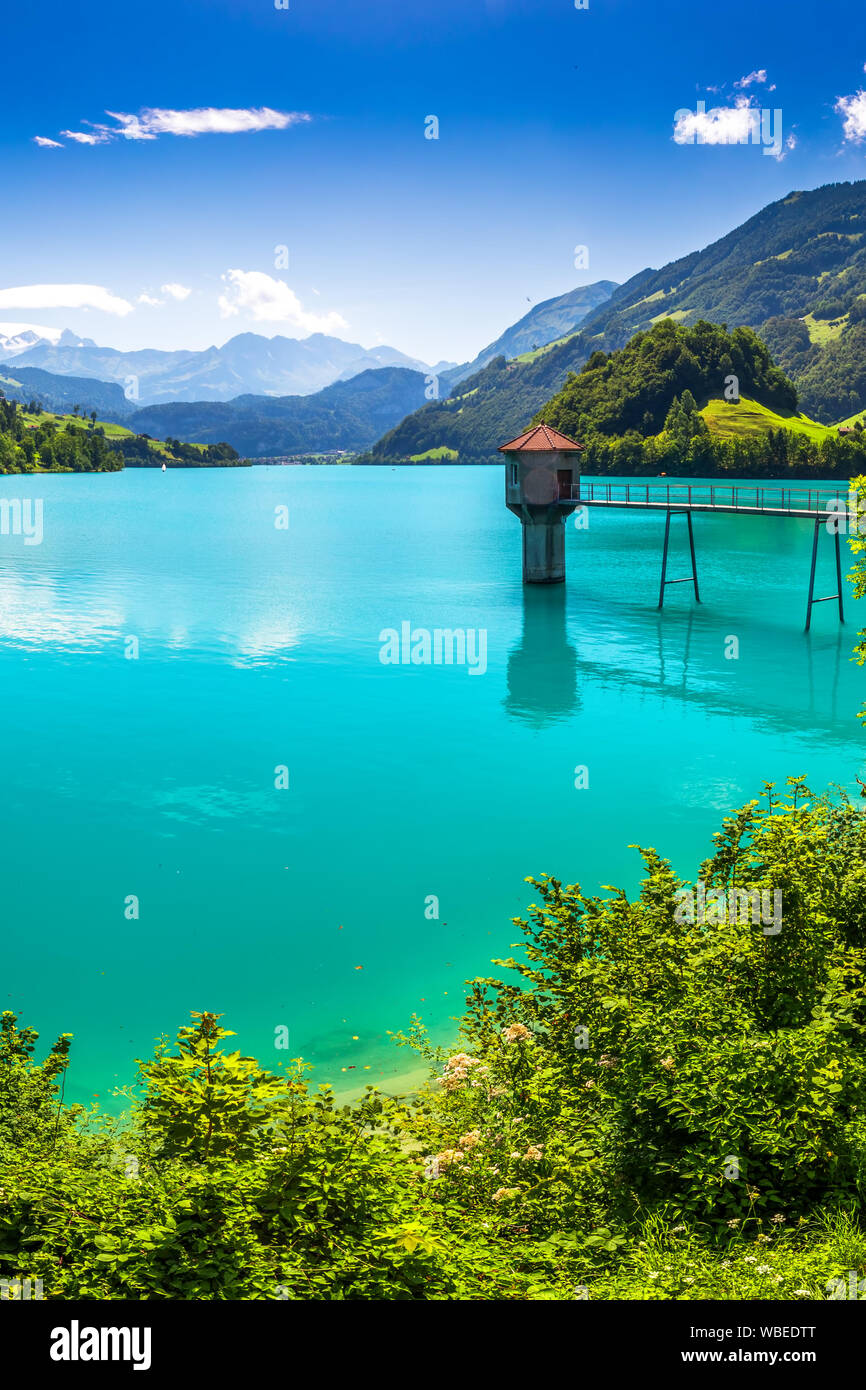 Lungern See mit Schweizer Alpen im Hintergrund, Obwalden, Schweiz, Europa. Stockfoto