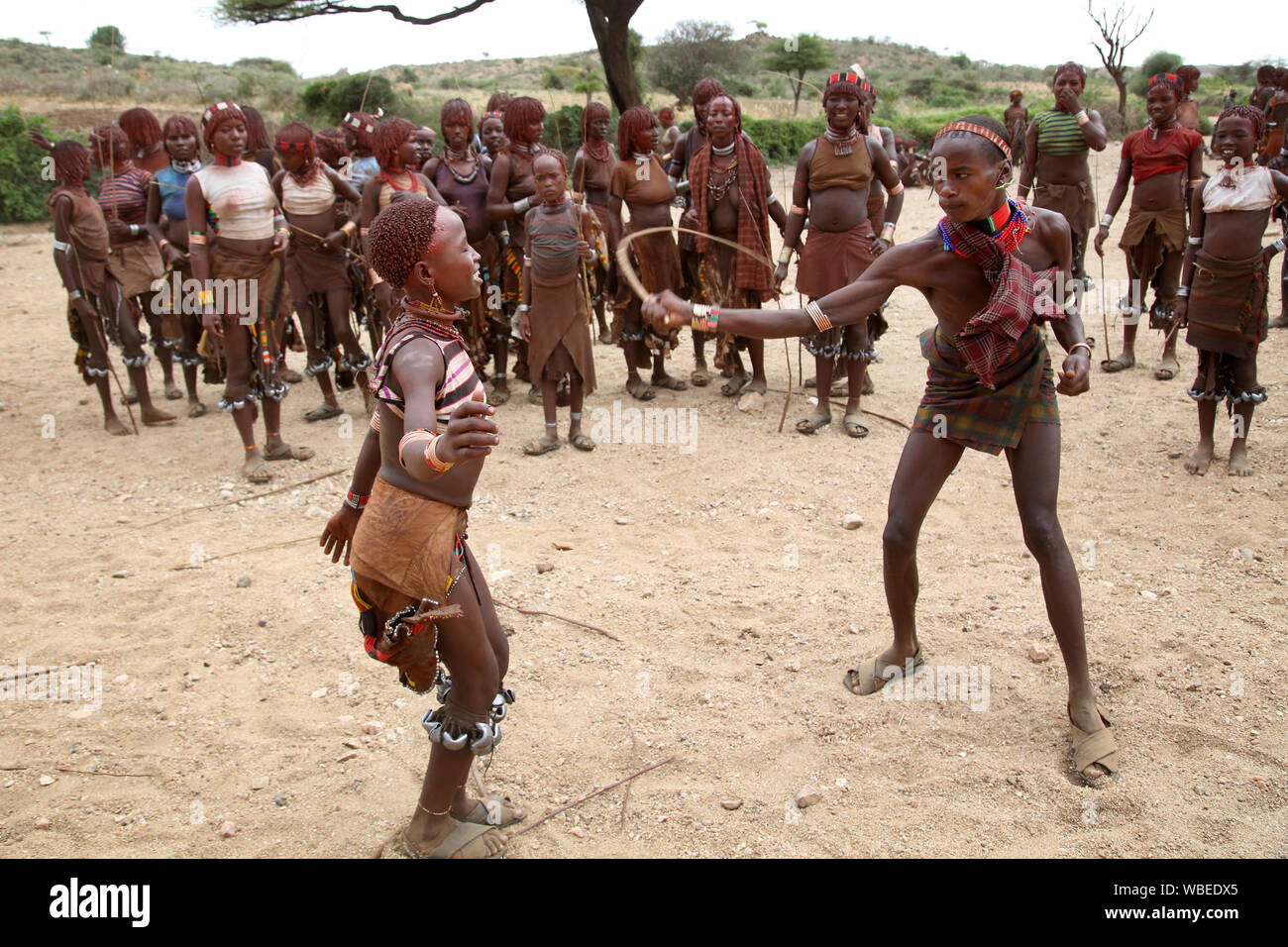 Hamer Frauen an einen Stier springen Zeremonie in der Nähe von Turmi, untere Omo Valley, Äthiopien Stockfoto