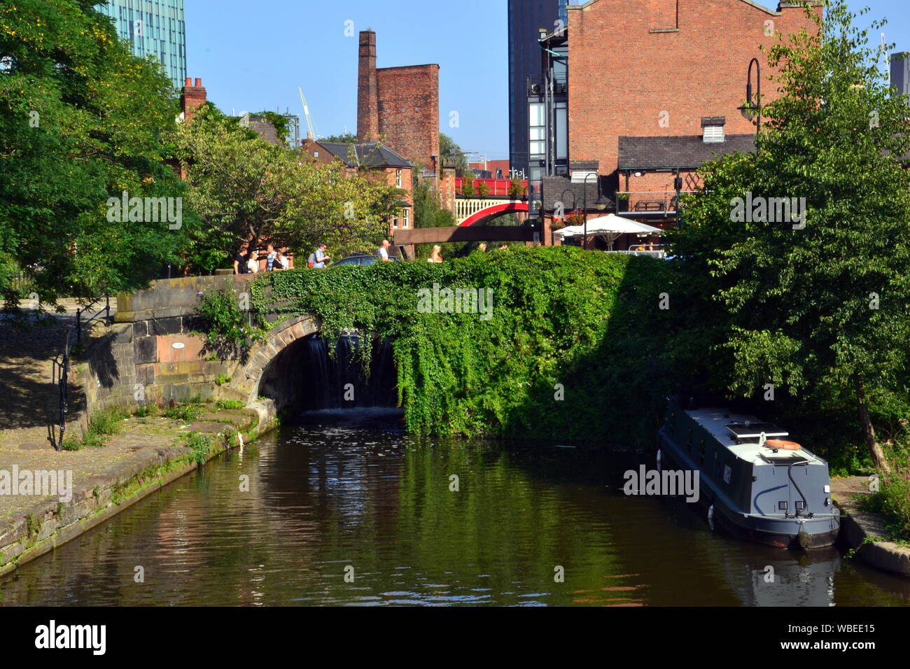 Castlefield Kanalbecken in Manchester, England, Vereinigtes Königreich, an einem sonnigen Nachmittag, Kanalboot auf der rechten Seite Stockfoto