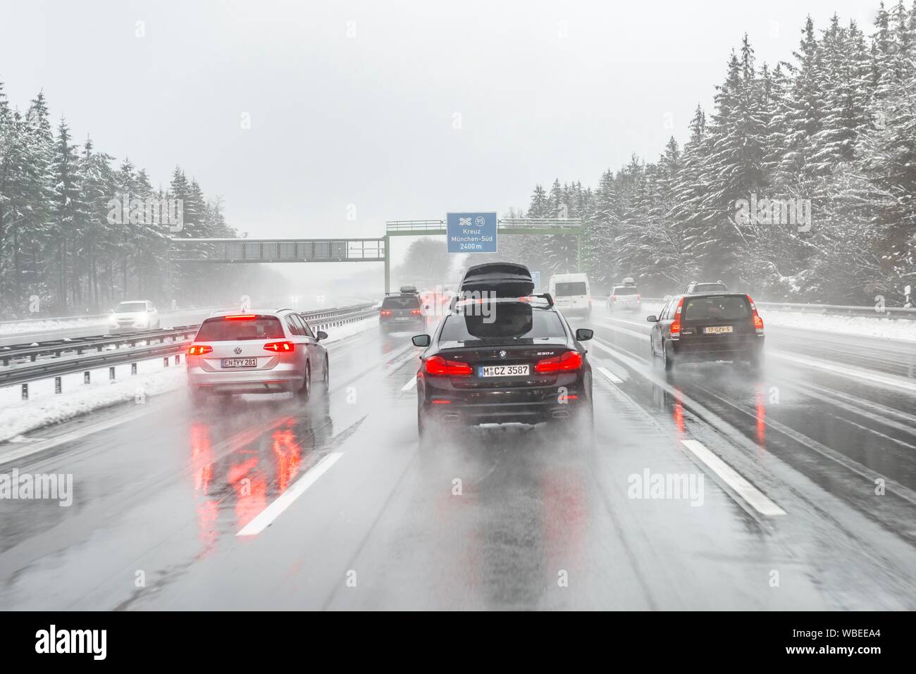 Schlechtes Wetter, schweren Auto Verkehr während starker Schneefall und Regen auf der Autobahn A8, in der Nähe von München, Bayern, Deutschland Stockfoto
