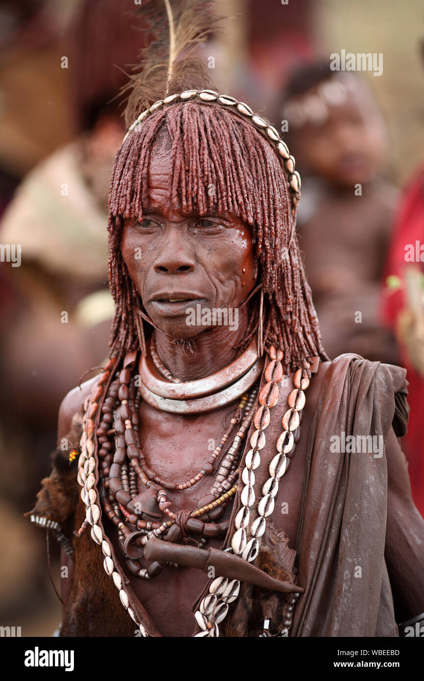 Hamer Frauen an einen Stier springen Zeremonie in der Nähe von Turmi, untere Omo Valley, Äthiopien Stockfoto