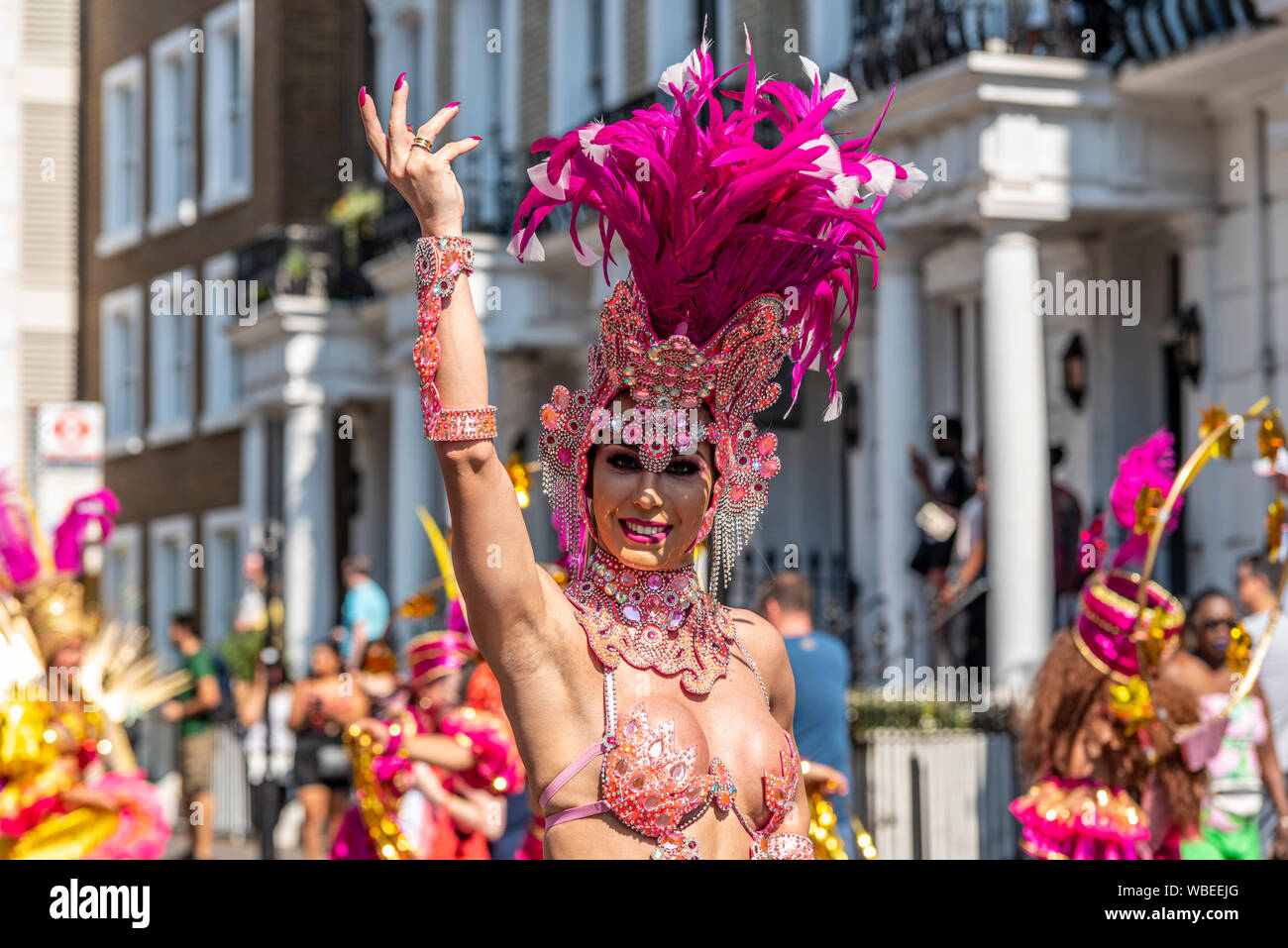 Frauen in bunten aufwendige jamaikanischen Kostüm an der Notting Hill Carnival abschließende Parade an einem heißen Feiertag Montag Stockfoto