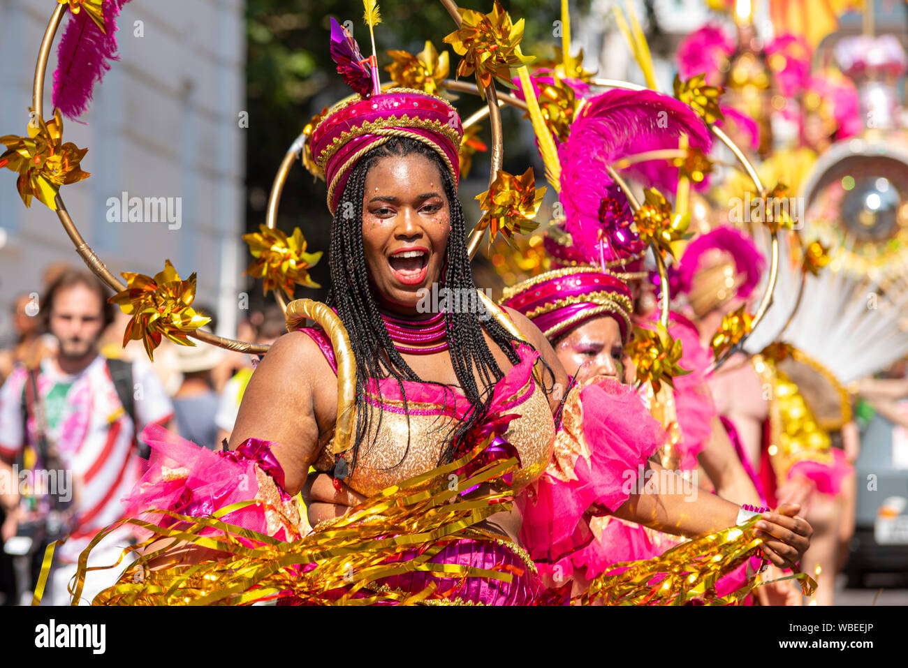 Frauen in bunten aufwendige jamaikanischen Kostüm an der Notting Hill Carnival abschließende Parade an einem heißen Feiertag Montag Stockfoto