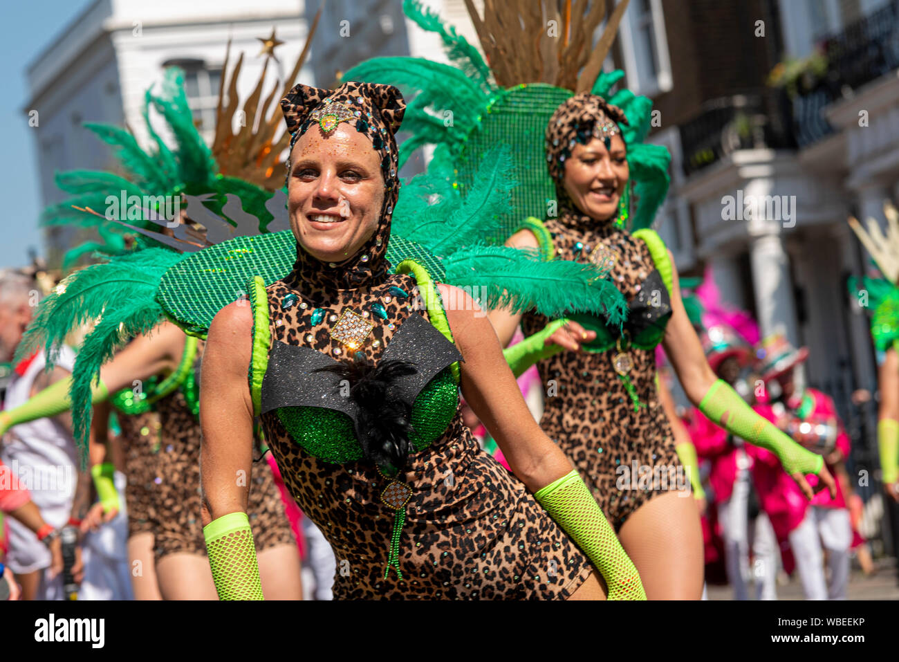 Frauen in bunten aufwendige jamaikanischen Kostüm an der Notting Hill Carnival abschließende Parade an einem heißen Feiertag Montag Stockfoto