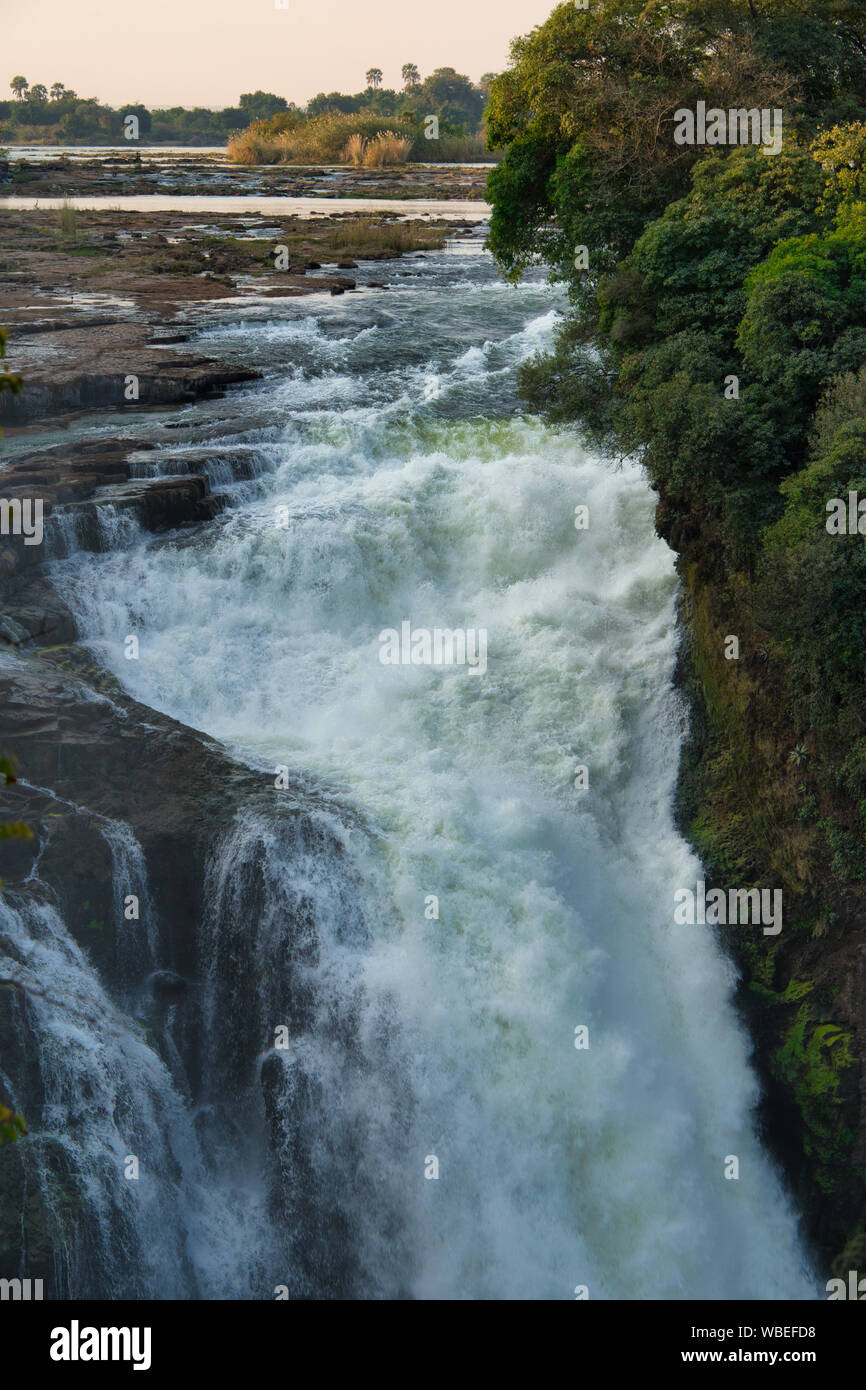 Der mächtige Sambesi River stürzt über die Victoria Falls in Simbabwe, Afrika Stockfoto