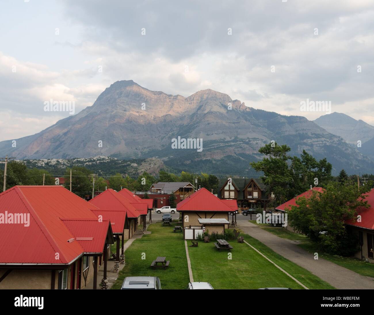 Der Dunst von Rauch ist rund um die Berge in Waterton National Park, Kanada deutlich. Stockfoto