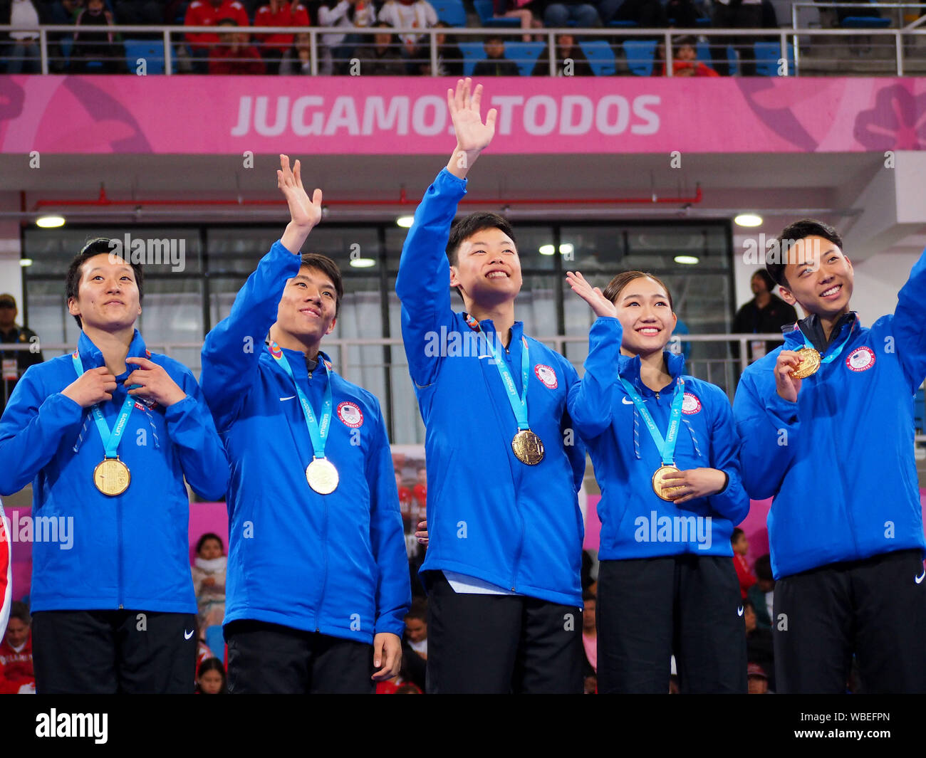 Taekwondo, Poomsae; Gold Medaillengewinner Alex Lee, Karyn Real, Andrew Lee, Ethan, Sonne und Sae-Jin Yi aus USA an der Lima 2019 Pan American Games Stockfoto