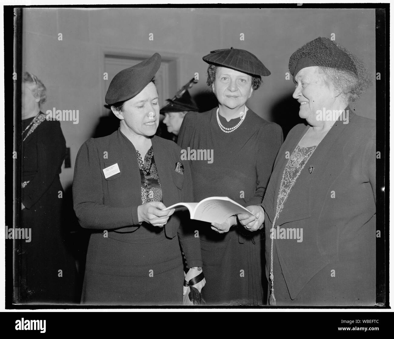 Fru Betzy Kjelsberg, Perkins, & Miss Charlotte Whitton Abstract / Medium: 1 Negativ: Glas; 4 x 5 in. oder kleiner Stockfoto