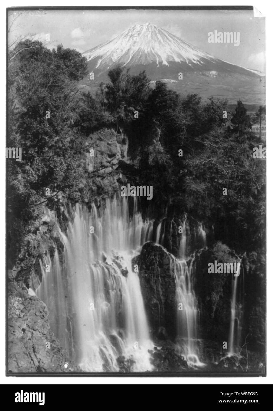 Fuji und die Shira-ito Wasserfall Abstract / Medium: 1 Foto: Gelatine Silber; 7 x 5 in. Stockfoto