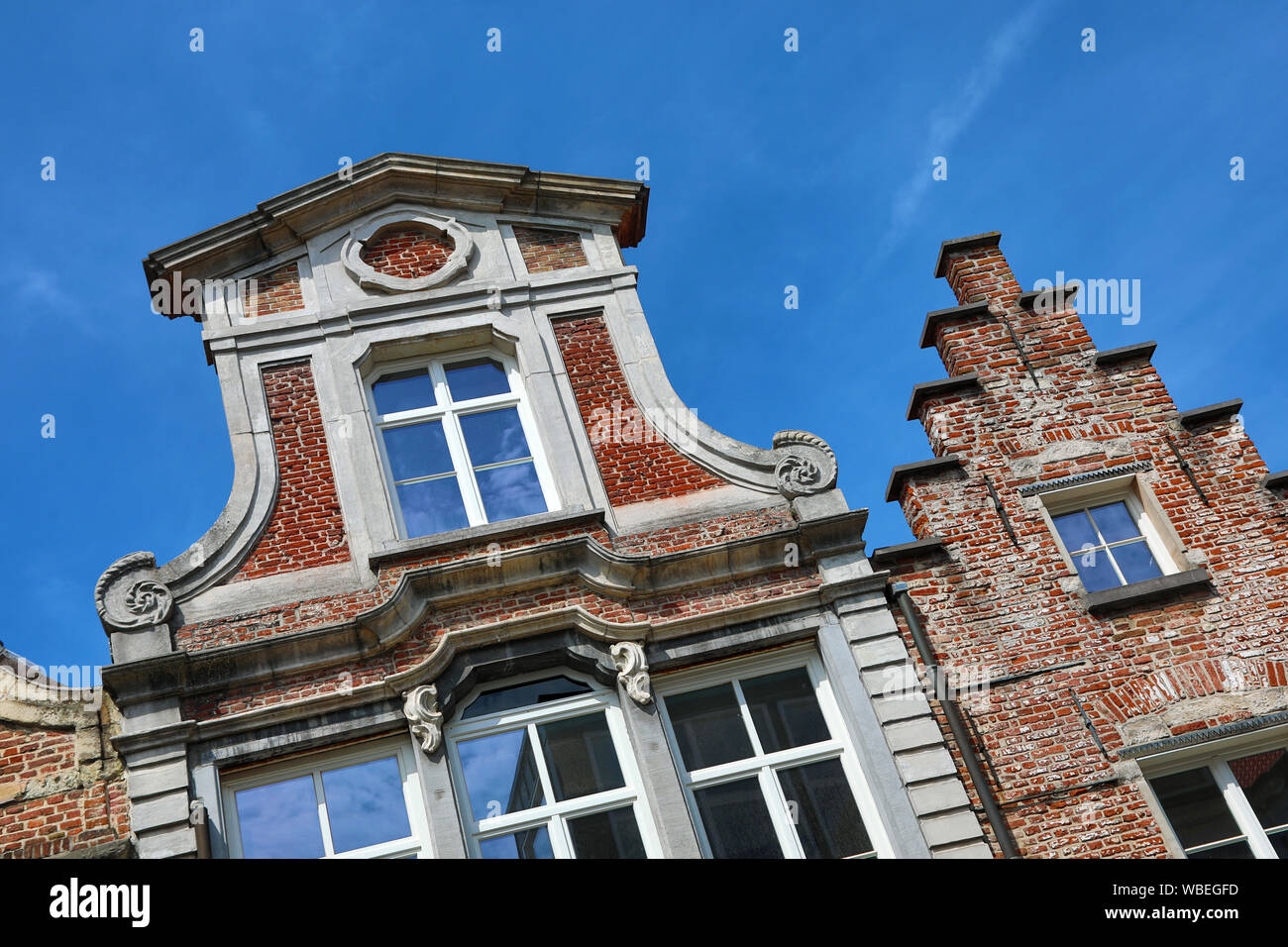 Traditionelle Architektur, die auf den Dächern der Häuser, Gent, Belgien Stockfoto
