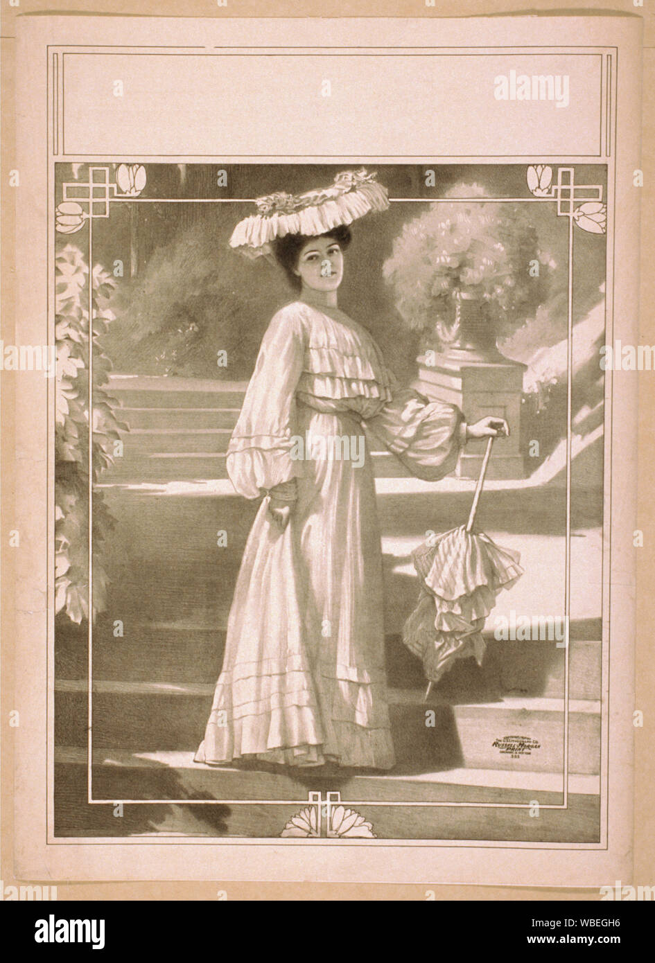 Volle Länge Bild der Frau, stehend auf Schritte, trug Hut und langen Kleid, holding Sonnenschirm Abstract / Medium: 1 drucken: Schwarzweiß Lithographie; Blatt 72 x 52 cm. (Poster Format) Stockfoto