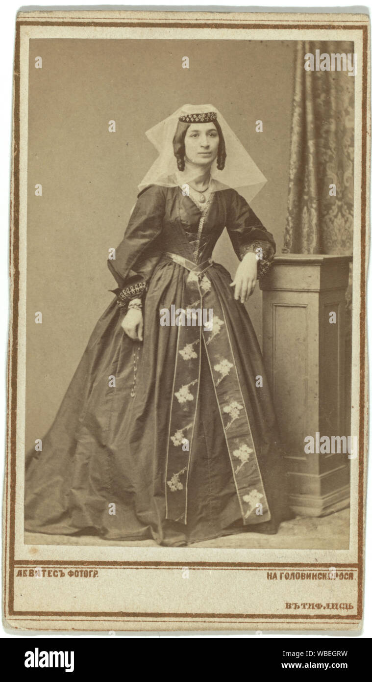 In voller Länge Porträt der Georgischen Frau, Blick leicht nach rechts Abstract / Medium: 1 Foto auf carte de visite montieren. Stockfoto