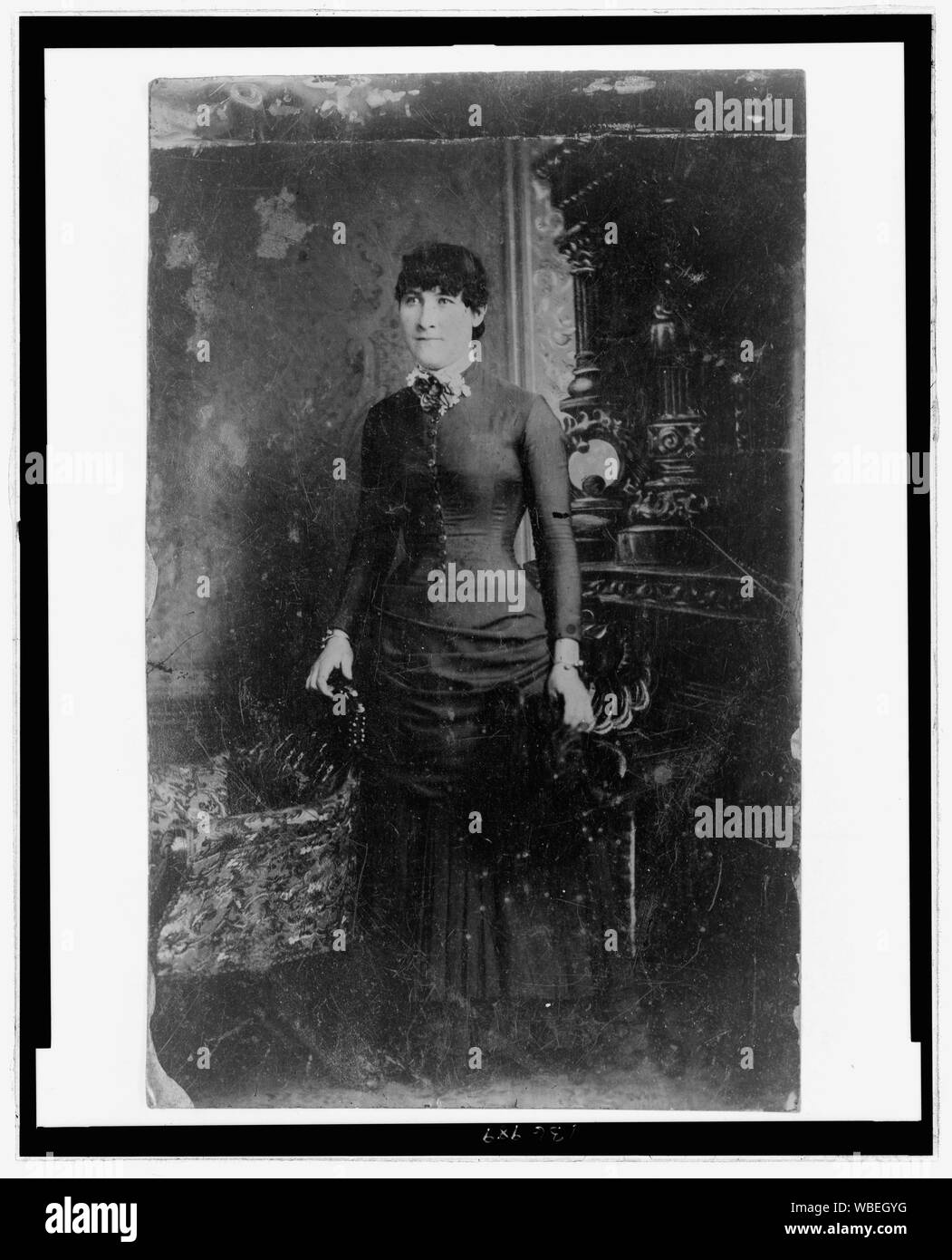In voller Länge Porträt einer jungen Frau Abstract / Medium: 1 Foto: Tintype, getönt. Stockfoto