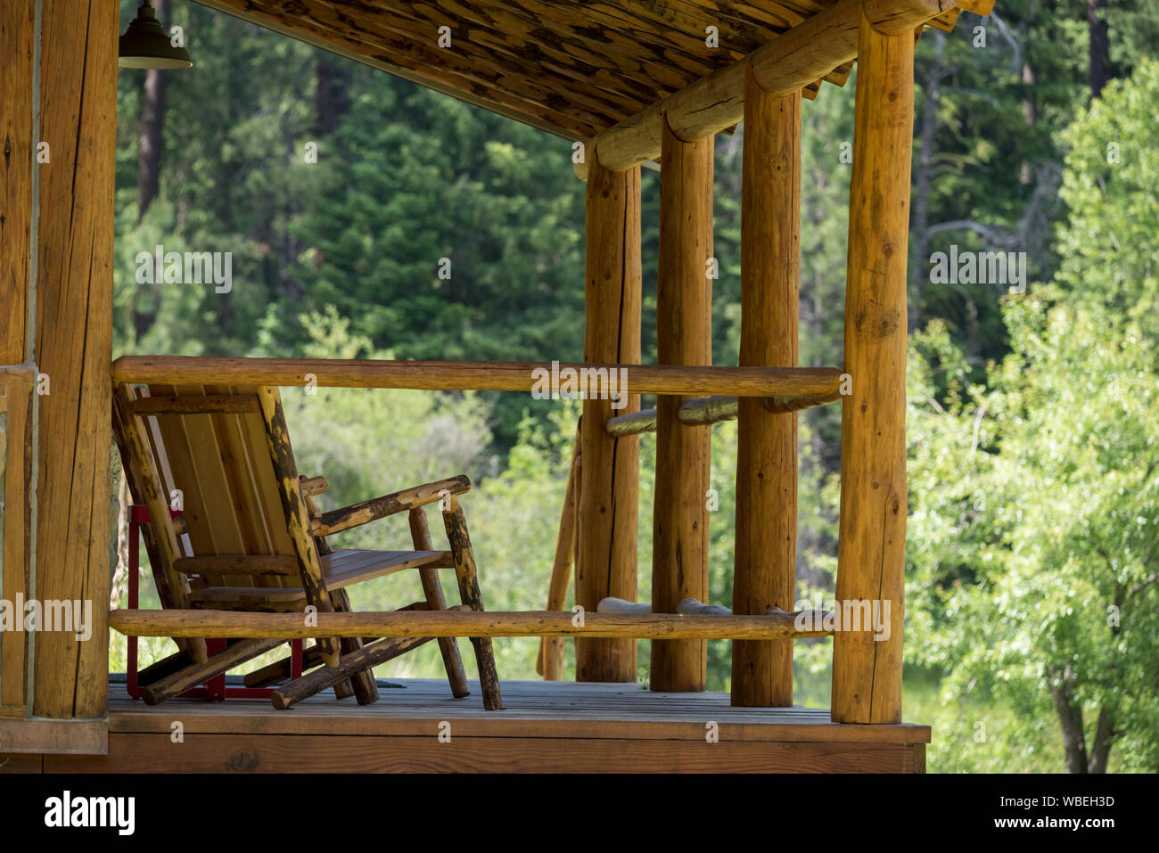 Stuhl auf dem Deck einer Hütte am Minam River Lodge in Oregon Wallowa Mountains anmelden. Stockfoto