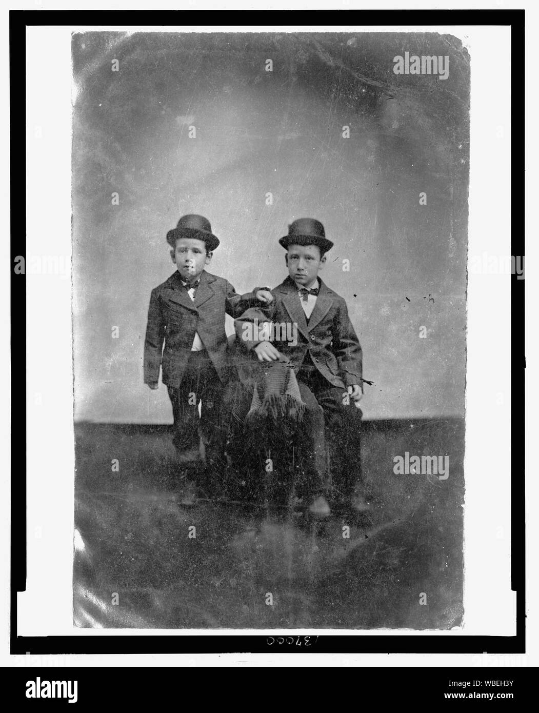 In voller Länge Porträt von zwei jungen tragen Anzüge und Hüte Abstract / Medium: 1 Foto: Tintype, getönt. Stockfoto