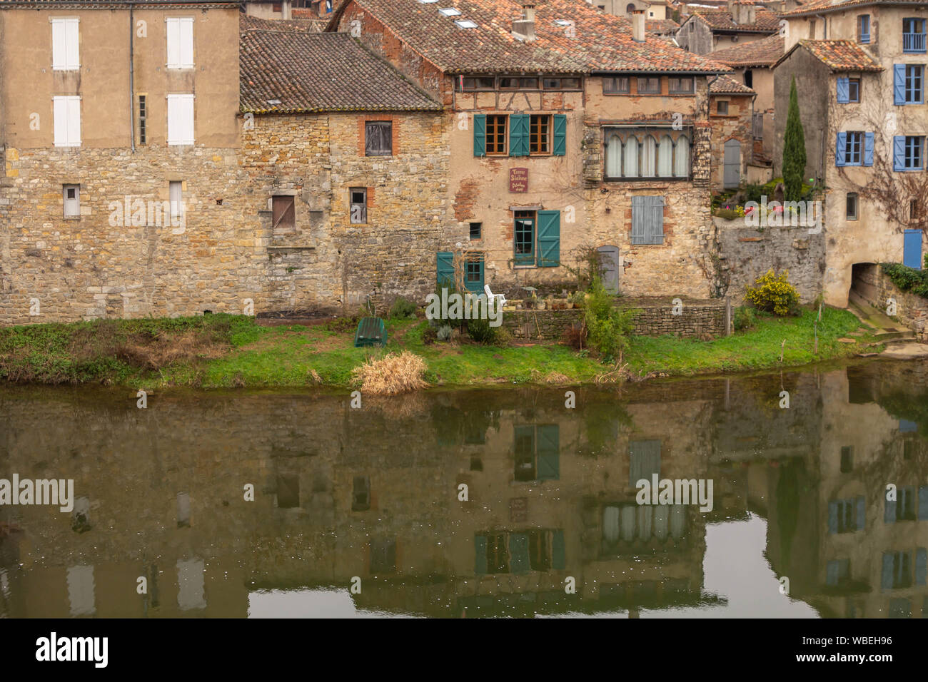Saint-Antonin-Noble-Val, Frankreich - Januar 08, 2013: Häuser, Straßen, den Fluss und die Architektur des Dorfes Stockfoto
