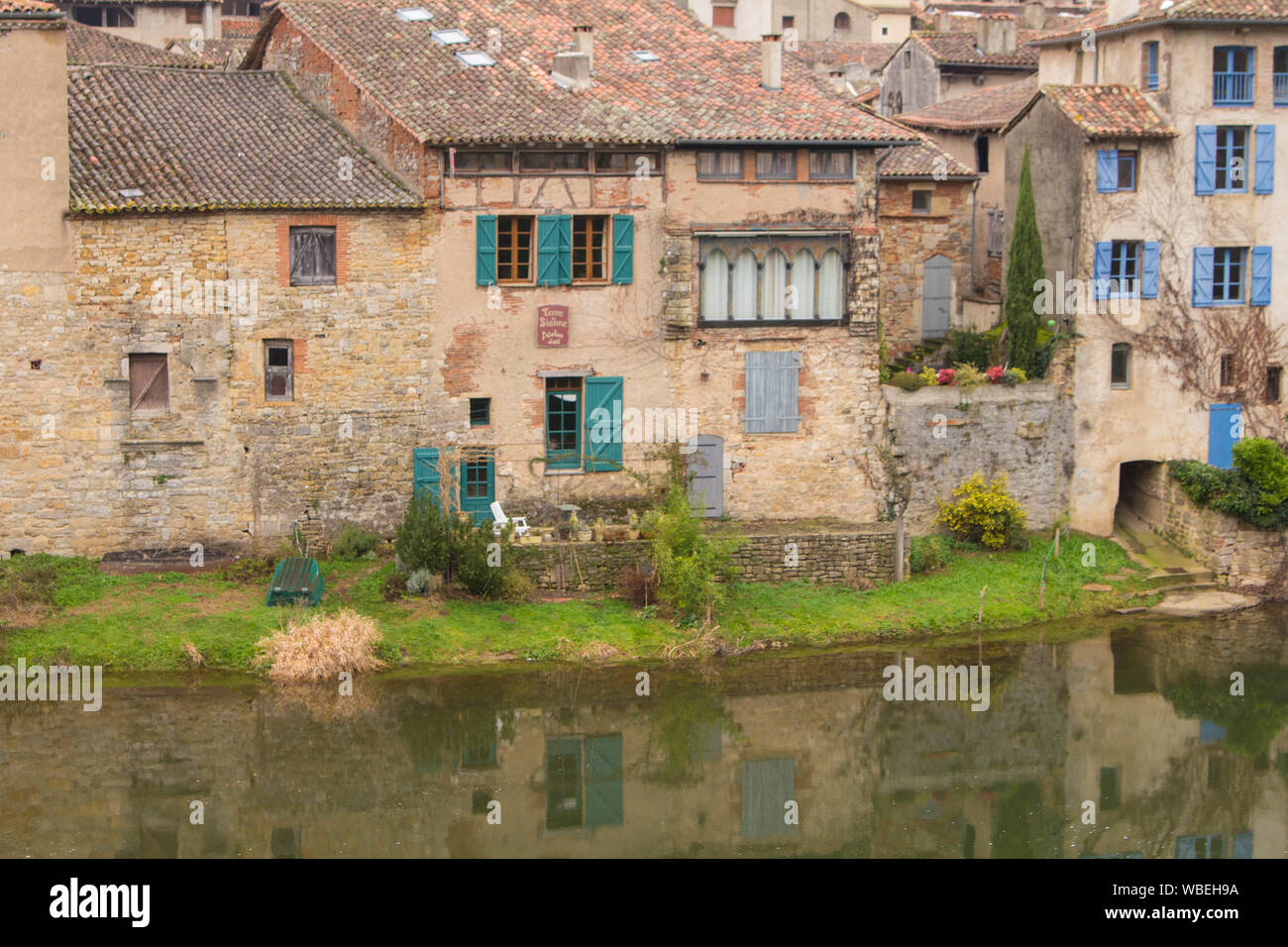 Saint-Antonin-Noble-Val, Frankreich - Januar 08, 2013: Häuser, Straßen, den Fluss und die Architektur des Dorfes Stockfoto