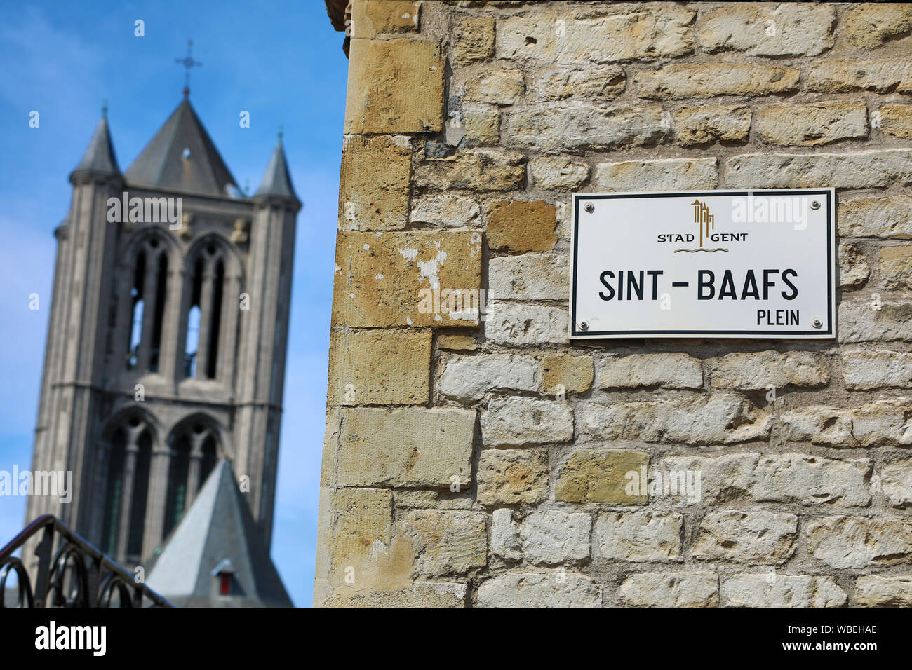 Sint Niklaaskerk, Saint Nicholas gotische Kirche und Sint Baafs Plein Zeichen, Gent, Belgien Stockfoto