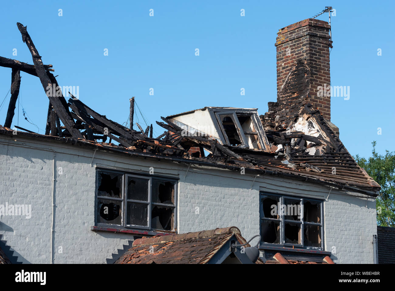 Abgebildete Feuer beschädigte Village Gate Pub auf Aylesbury Road, Worlds End, Wendover, Buckinghamshire, Großbritannien. Die Village Gate erlitt großflächige Brandschäden in den frühen Morgenstunden des 5. August 2019. Von 3:30 Uhr 40 Feuerwehrleute und 10 Feuerwehrfahrzeuge aus der Umgebung nahmen an der Flamme. Es gab keine Verletzungen. Die Village Gate war zuvor als der Marquis von Granby seit der Mitte des 18. Jahrhunderts bekannt und wurde in der Mitte des 19. Jahrhunderts zugemauert. Fotografiert gerade vor dem Dach bleibt entfernt. Zu der Zeit des Fotografierens die Kneipen Zukunft war unbekannt. Credit: Stephen Bell/Alamy Stockfoto