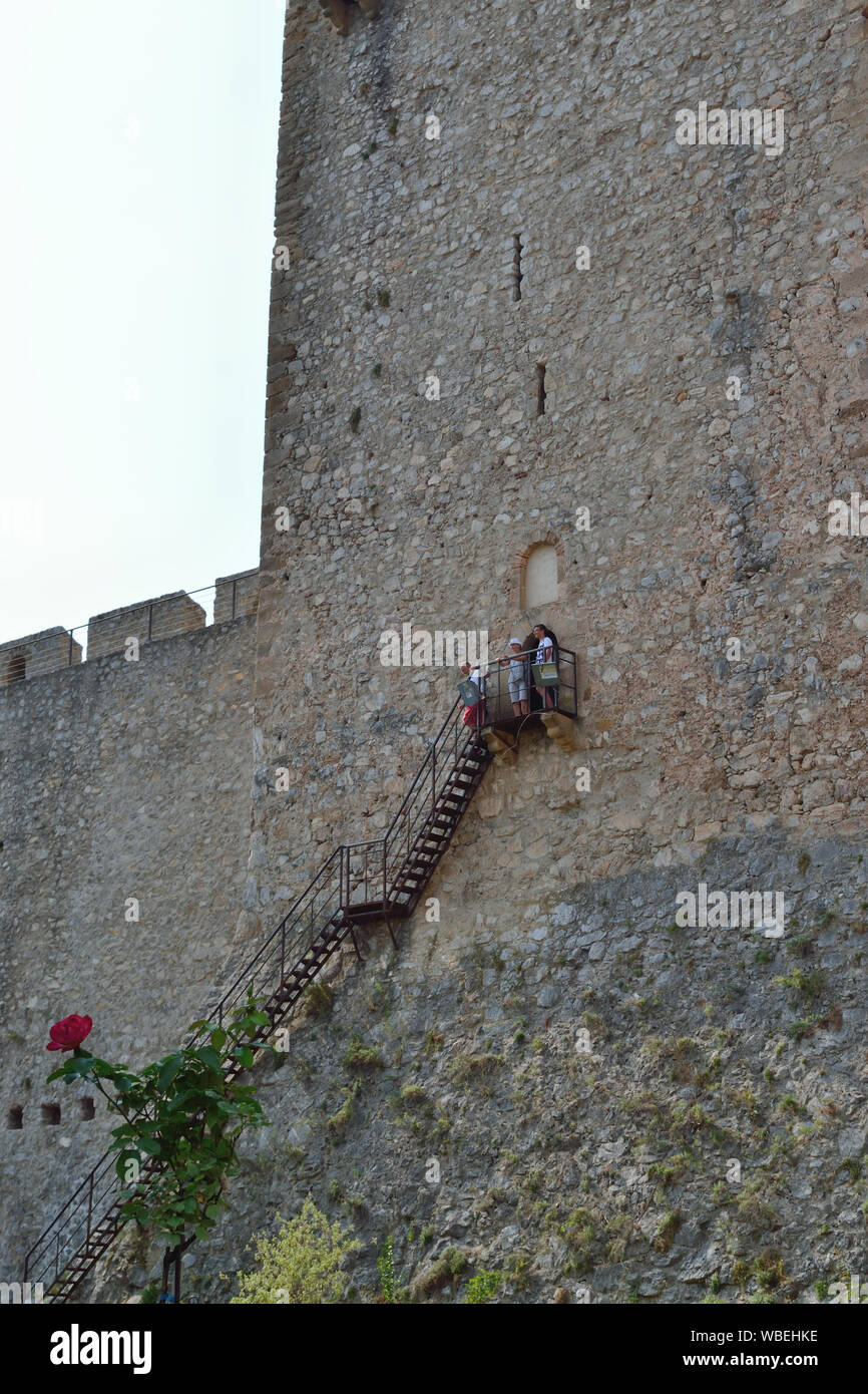 Die Menschen auf der Treppe auf den mittelalterlichen Festungsturm des Klosters Manasija in Despotovac, Serbien Stockfoto