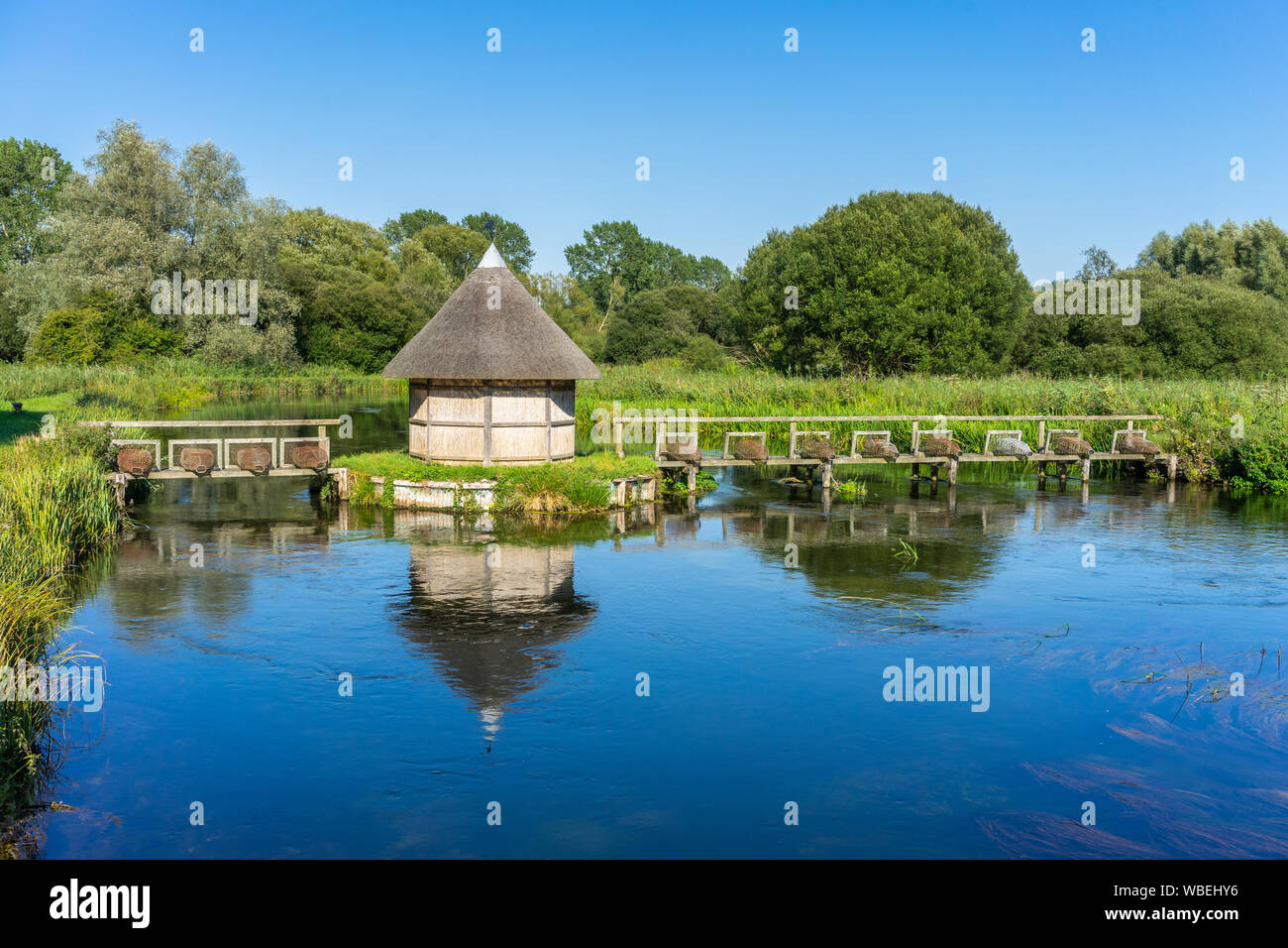 Fisherman's Hut und Aal fallen in der Nähe von Longstock entlang des Flusses Test im Test Valley im Sommer 2019 in Hampshire, England, Großbritannien Stockfoto