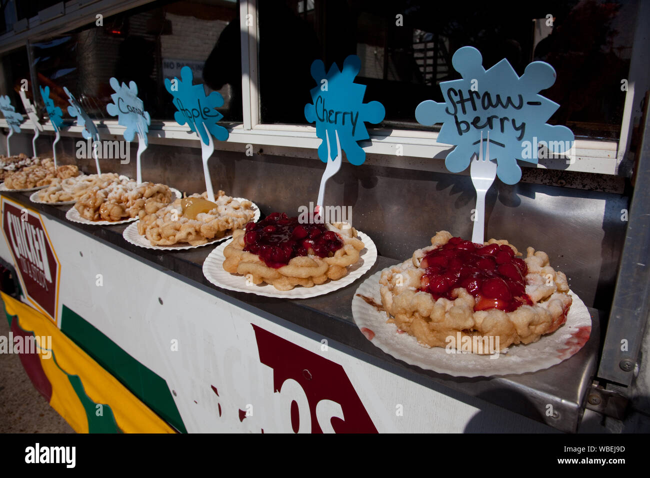 Trichter Kuchen gibt es in vielen Geschmacksrichtungen an der Mardi Gras Feier in Mobile, Alabama verfügbar Stockfoto