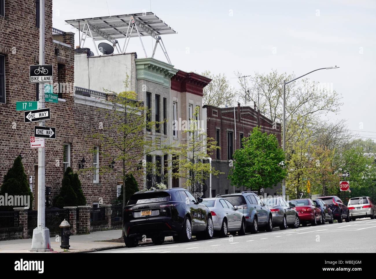 Vordach Solaranlage auf Haus Dach in Windsor Terrace Brooklyn New York City Stockfoto