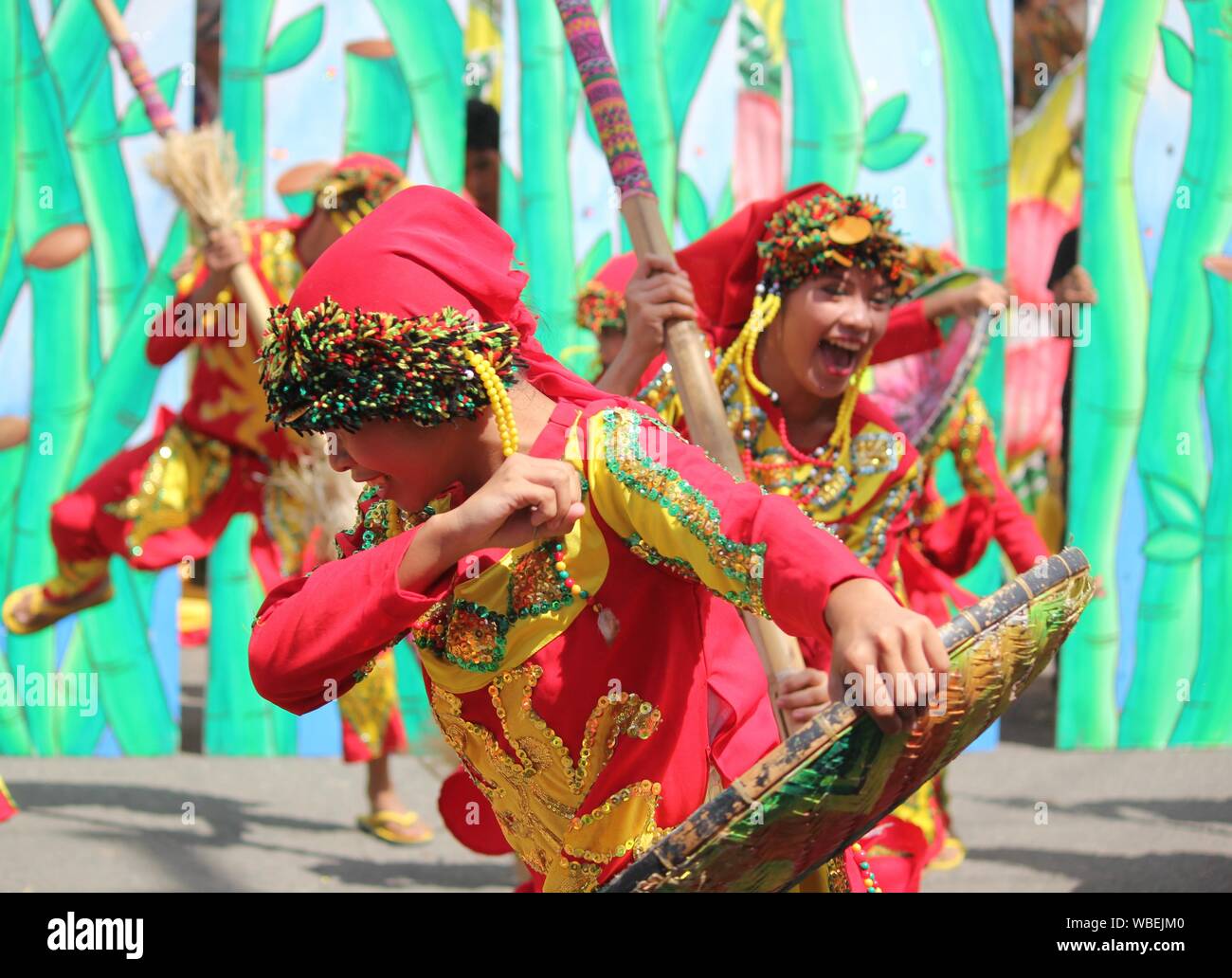 Davao City, Philippines-August 2014: Teilnehmer des streetdancing Parade einen lebendigen Tanz in den Straßen durchführen. August gefeiert Kadayawan ist e Stockfoto