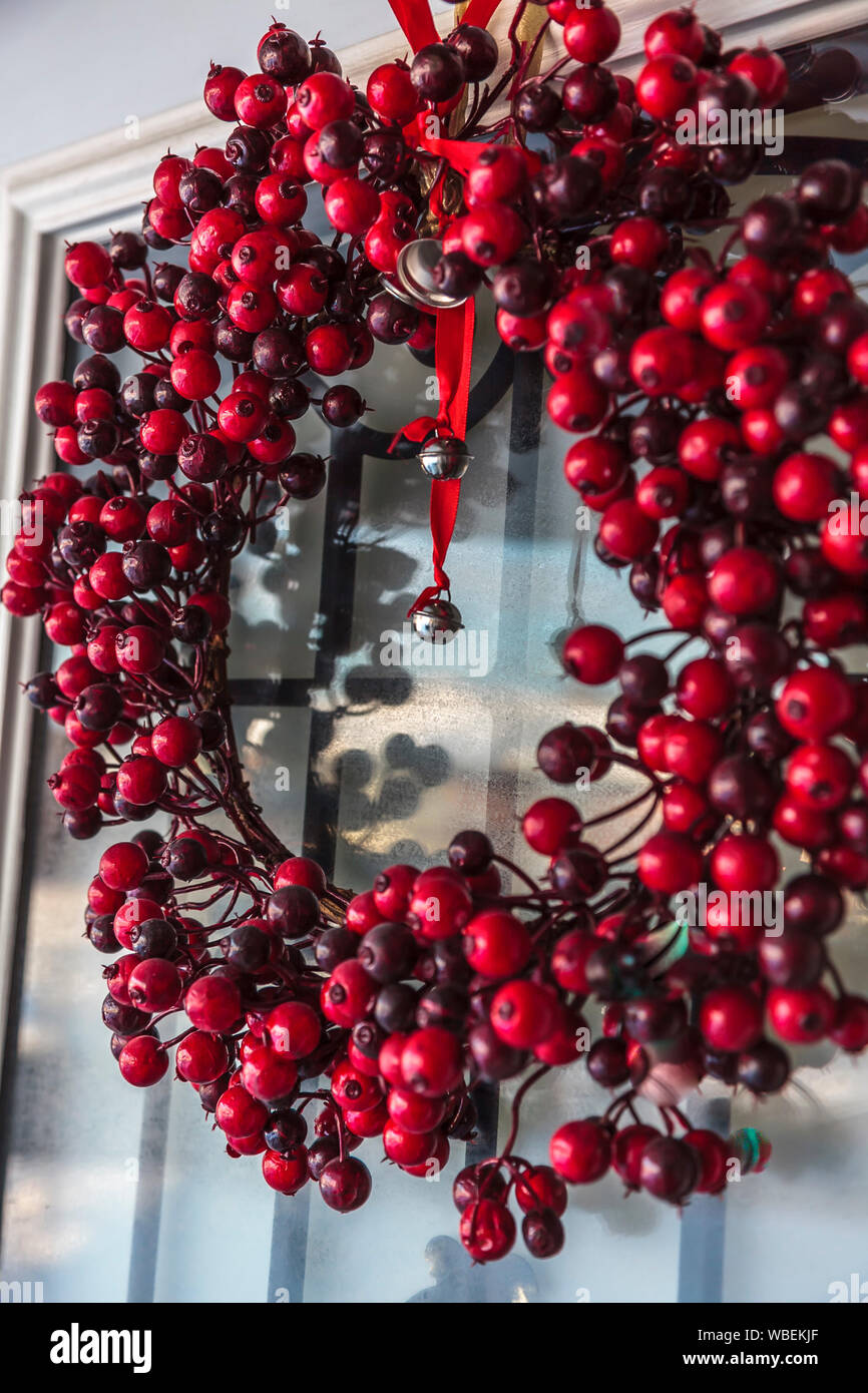 In der Nähe von künstlichen Kranz an der vorderen Tür begrüßte die Seasons Holidays Stockfoto