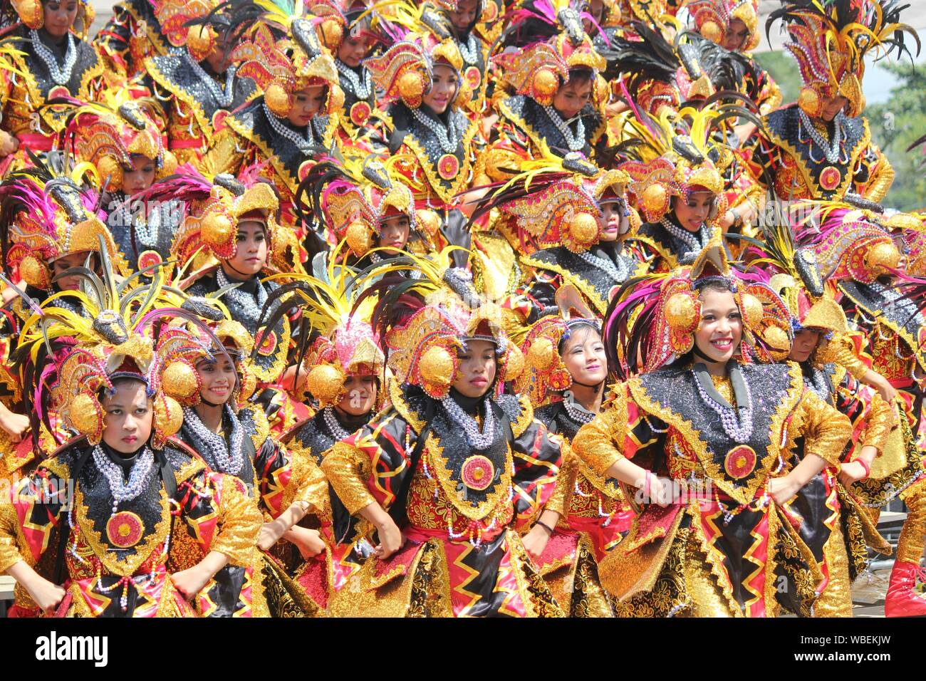 Davao City, Philippines-August 2014: Streetdancers in bunten tribal Kostüme an der Kadayawan Festival. Kadayawan gefeiert. August jedes Jahr t Stockfoto