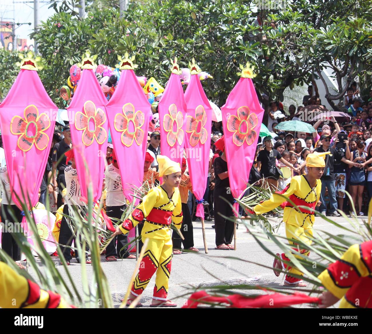 Davao City, Philippines-August 2014: Festliche Leistung und bunten Requisiten auf der Straße tanzen Wettbewerb. Kadayawan gefeiert. August jedes Ja Stockfoto