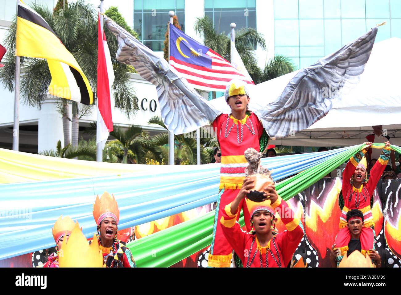 Davao City, Philippines-August 2014: Die streetdancing Darsteller auf der Kadayawan Parade zieht mehr Aufmerksamkeit von Besuchern jedes Jahr. Stockfoto