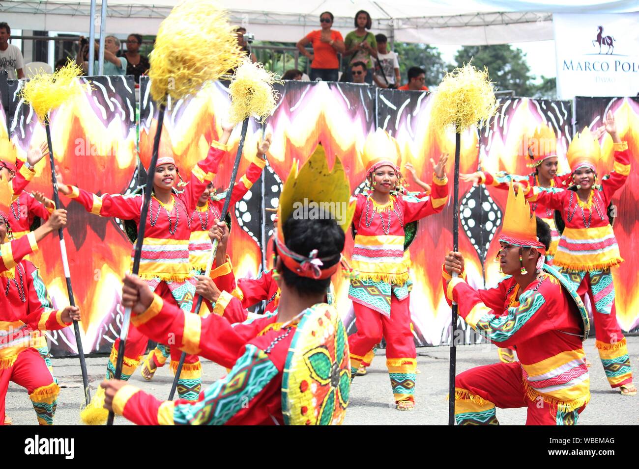 Davao City, Philippines-August 2014: Lebhafte Performance auf der Straße tanzen Wettbewerb. Kadayawan gefeiert. August jedes Jahres zu geben, vielen Dank für Stockfoto