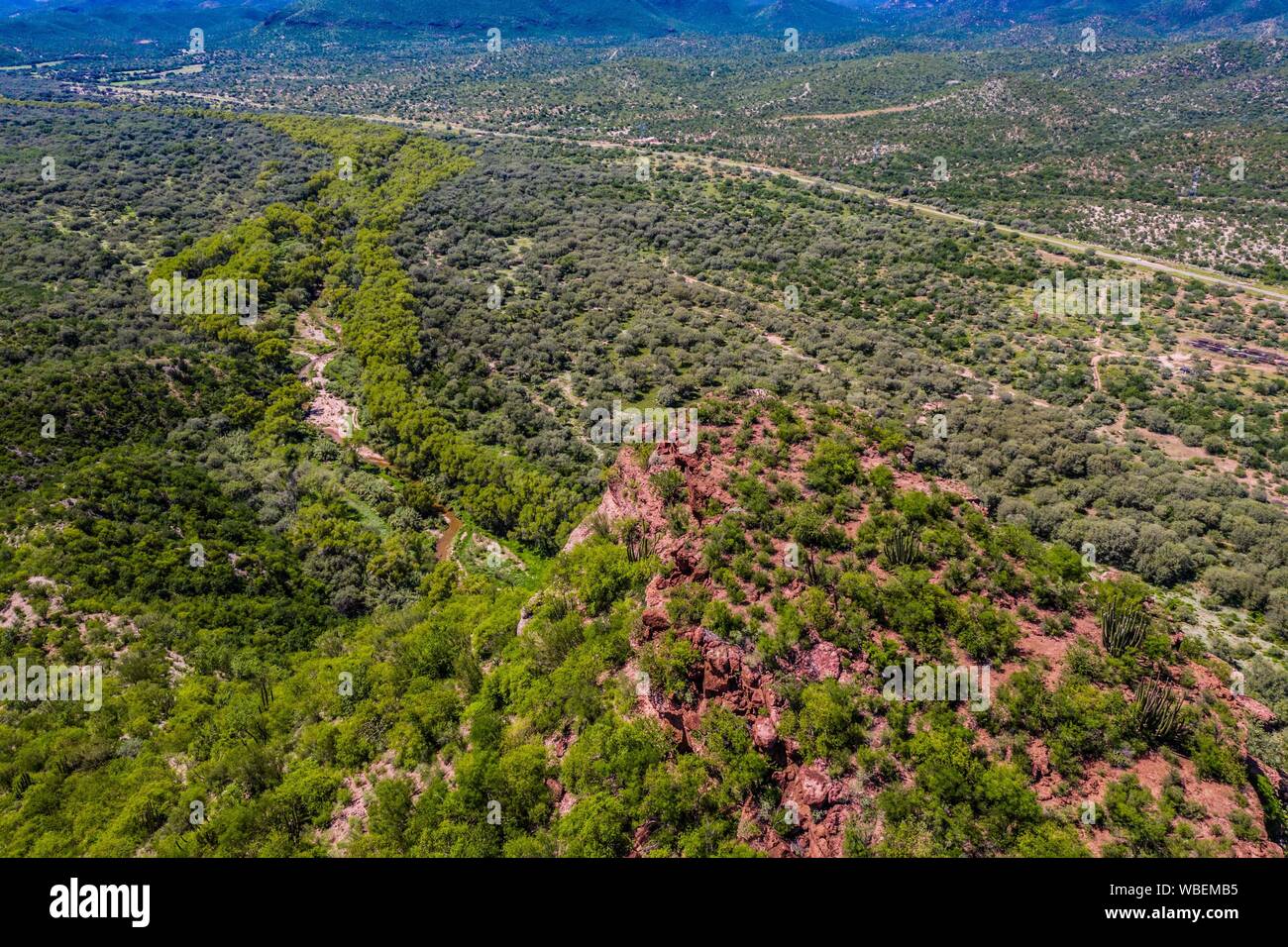 Querformat von Rocky, Canyon, Hügel, grüne Vegetation und Wald auf dem Land gehen und Ranch El Gavilan, ist Teil der Sonora Einzugsgebiet als es durch die Gemeinde Hernosillo, Sonora Mexiko verläuft. Sound Wüste. Luftbild von oben (© Foto: LuisGutierrez/NortePhoto.com) vista arrea paisaje de peñasco, cañada, Cerro, vegeracion Verde y Bosque de Matorral en el Paseo campestre y Rancho el llamado Gavilan, Forma parte de la cuenca del Rio Sonora a su Paso por el Municipio de Hernosillo, Sonora Mexico. Desierto de Sonora. (© Foto: LuisGutierrez/NortePhoto.com) Stockfoto