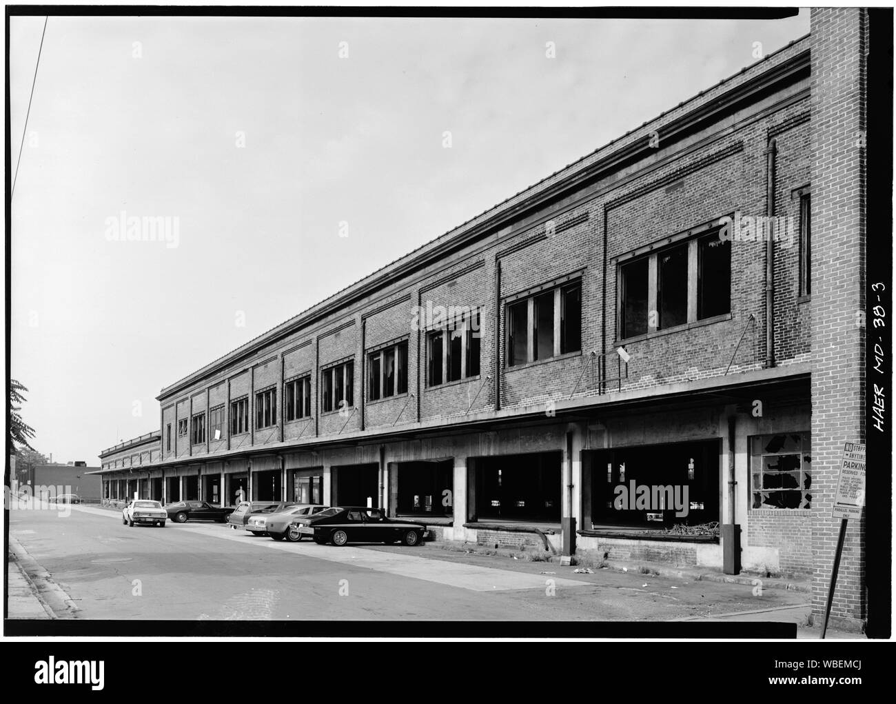 Allgemeine Ansicht von 1946 Ergänzungen. Wenn der GÜTERSCHUPPEN WURDE UMGEWANDELT IN PKW mit diesen Strukturen wurden gebaut, um sich zu bewegen, den Güterverkehr von der Halle zu LKW geparkt, AN DEN LADERAMPEN. - North Central Railroad, Baltimore Fracht House, Guilford und Zentrum Straßen, Baltimore, unabhängige Stadt, MD Stockfoto