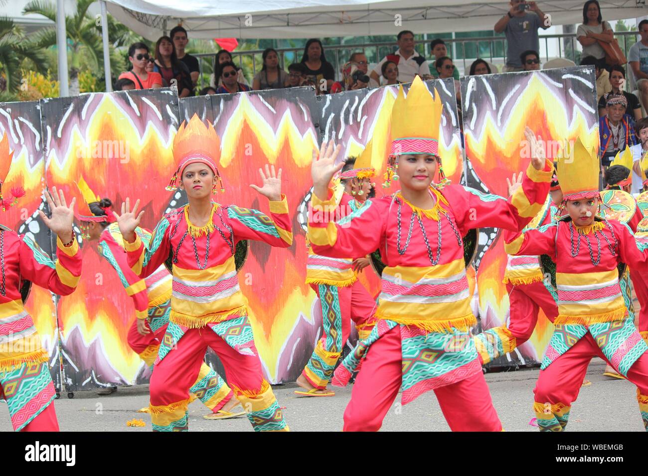 Davao City, Philippines-August 2014: Lebhafte Performance der Straße Tänzer am Kadayawan Festival mit Massen von der Seitenlinie aus zu beobachten. Kadayawan Stockfoto