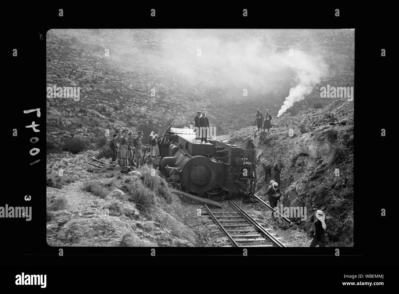 G.O.C. visits umgeworfen Lokomotive auf der Jerusalemer Lydda Bahnlinie. Näherer Blick auf lcomotive liegen auf der Seite Abstract / Medium: G. Eric und Edith Matson Fotosammlung Stockfoto