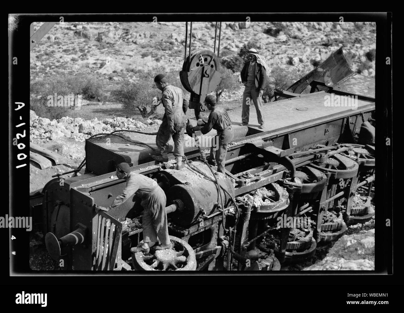 G.O.C. visits umgeworfen Lokomotive auf der Jerusalemer Lydda Bahnlinie. Kabel angepasst werden verfallene Abstract / Medium: G. Eric und Edith Matson Fotosammlung zu erhöhen Stockfoto