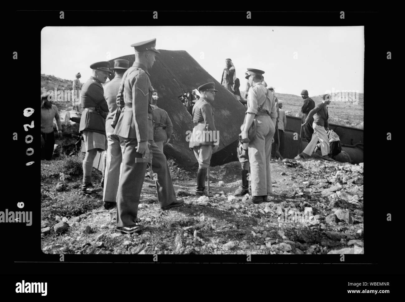 G.O.C. visits umgeworfen Lokomotive auf der Jerusalemer Lydda Bahnlinie. Allgemeine Haining mit der Gruppe in der Nähe des Wracks Abstract / Medium: G. Eric und Edith Matson Fotosammlung Stockfoto