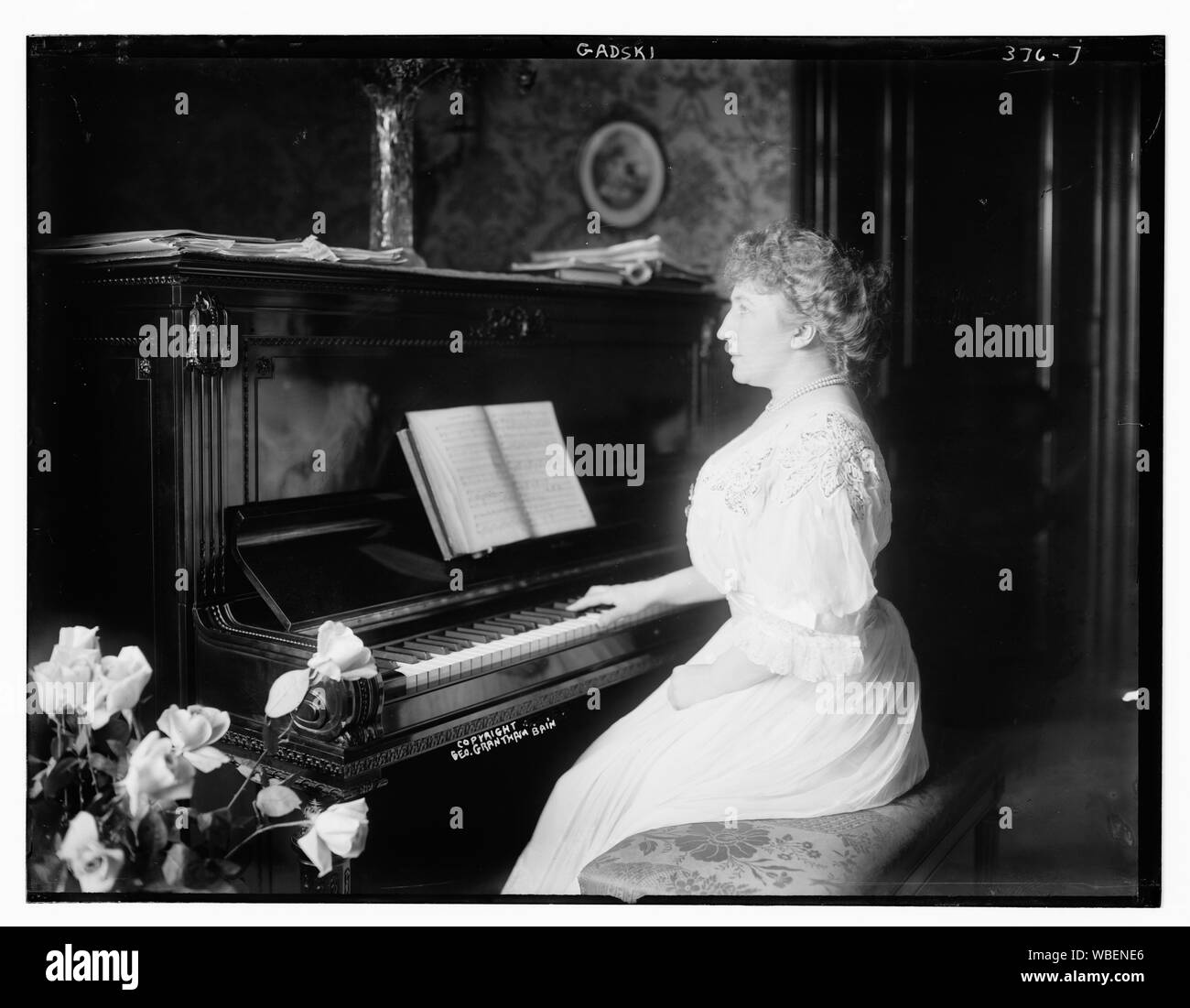 Gadski Abstract / Medium: 1 Negativ: Glas; 8 x 10 in. Stockfoto