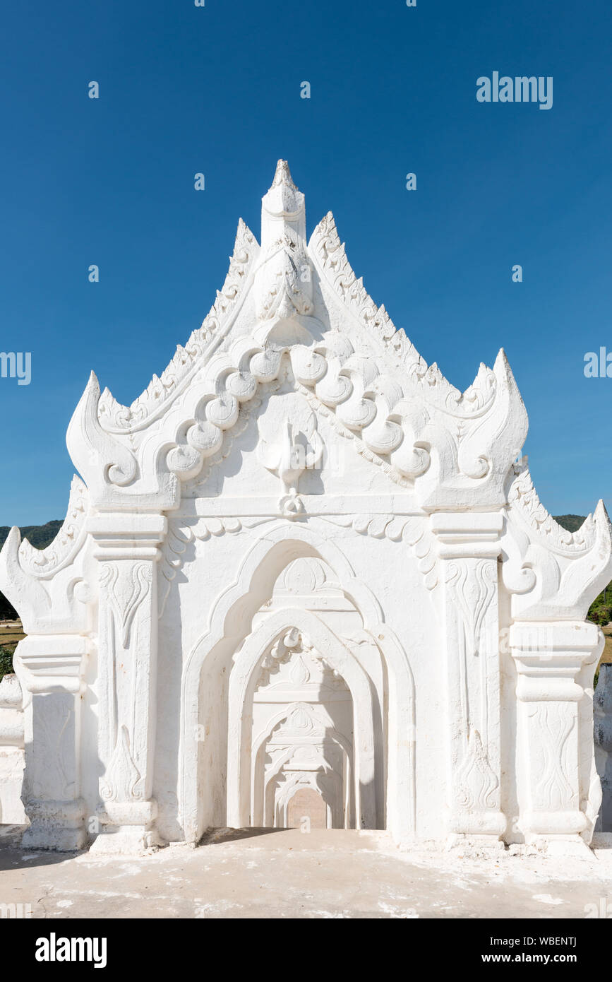 Vertikale Bild der schönen Eingang Hsinbyume Pagode, ein buddhistischer Tempel, Sehenswürdigkeiten von Myanmar Stockfoto