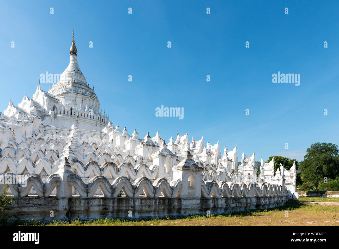 Weitwinkel Bild der spektakulären Architektur Hsinbyume Pagode, ein buddhistischer Tempel, Sehenswürdigkeiten von Myanmar Stockfoto