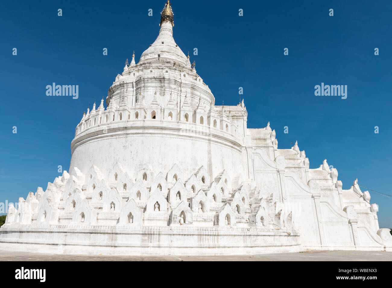 Horizontale Bild von beeindruckenden buddhistischen Hsinbyume Pagode, eines der Wahrzeichen von Myanmar, in der Nähe von Mandalay entfernt Stockfoto