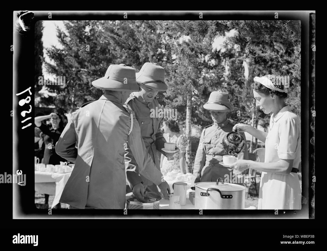 Galiläa Reise. Nazareth, Nachmittag fete in der Hilfe des Roten Kreuzes und Ritter von St. John. Nazareth Damen und Damen von Regierungsbeamten serviert Tee [zu] Army Men, näher ansehen Abstract / Medium: G. Eric und Edith Matson Fotosammlung Stockfoto