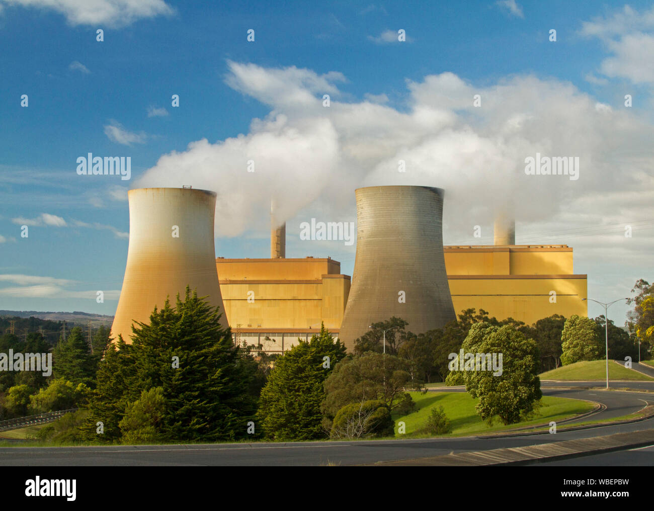 Yallourn Nord Kohlekraftwerk mit Rauch von hohen Türmen in den blauen Himmel steigen, Victoria Australien Stockfoto