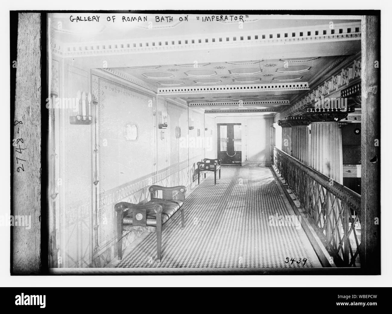 Galerie der Römische Badewanne auf IMPERATOR Abstract / Medium: 1 Negativ: Glas; 5 x 7 in. oder kleiner. Stockfoto